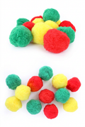Pompons met rood, geel en groen anders verdeeld