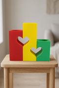 Rood-geel-groene hartdecoratie op een houten tafeltje
