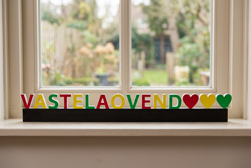 Vastelaovend-decoratie op een vensterbank voor een raam
